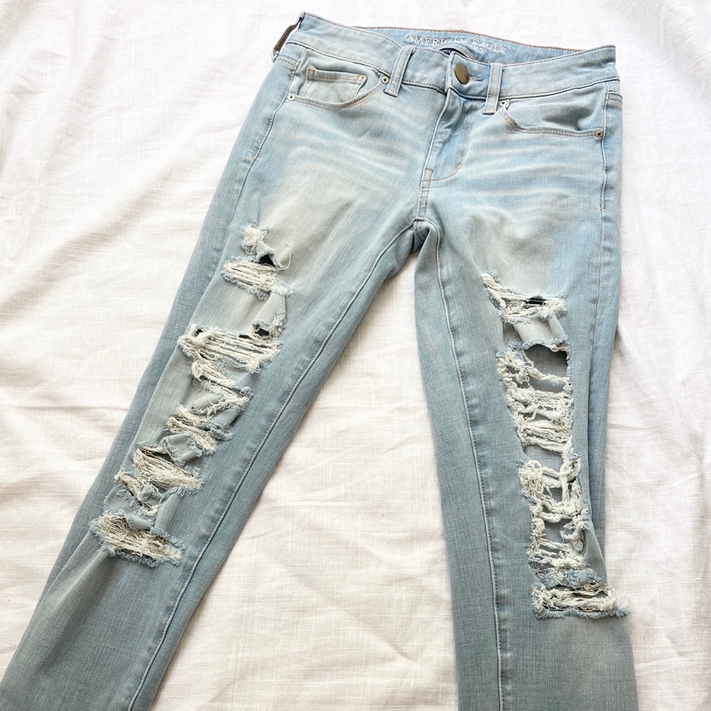 American Eagle Light Wash Ripped Skinny Jeans - Picture 3 of 5